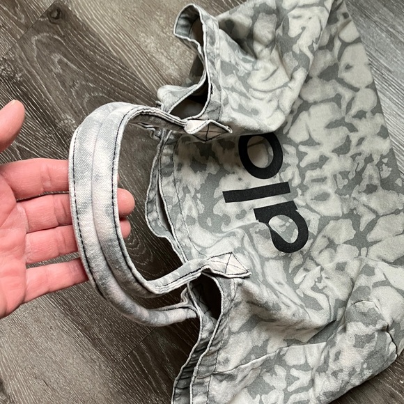 Alo Yoga Tie-Dye Shopper Tote bag - Picture 12 of 12